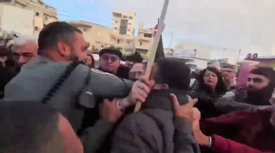 מכה את השוטרים עם המקל