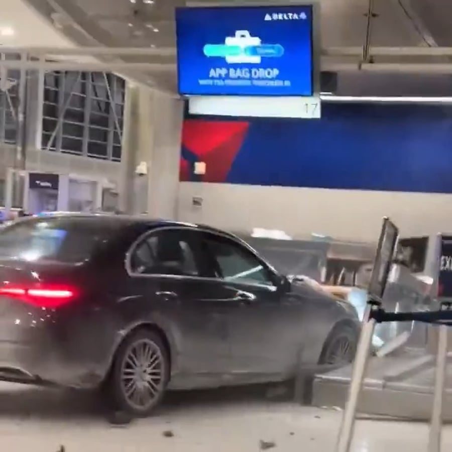 הרכב בתוך עמדת הצ'ק אין