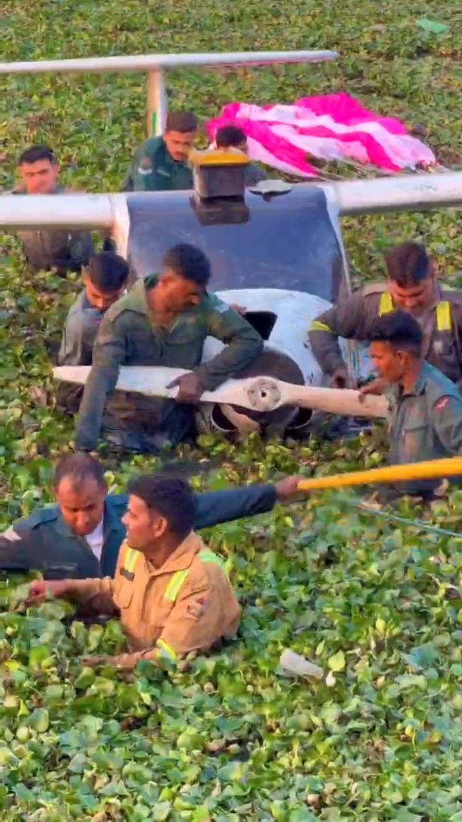 המטוס נמשך מהביצה