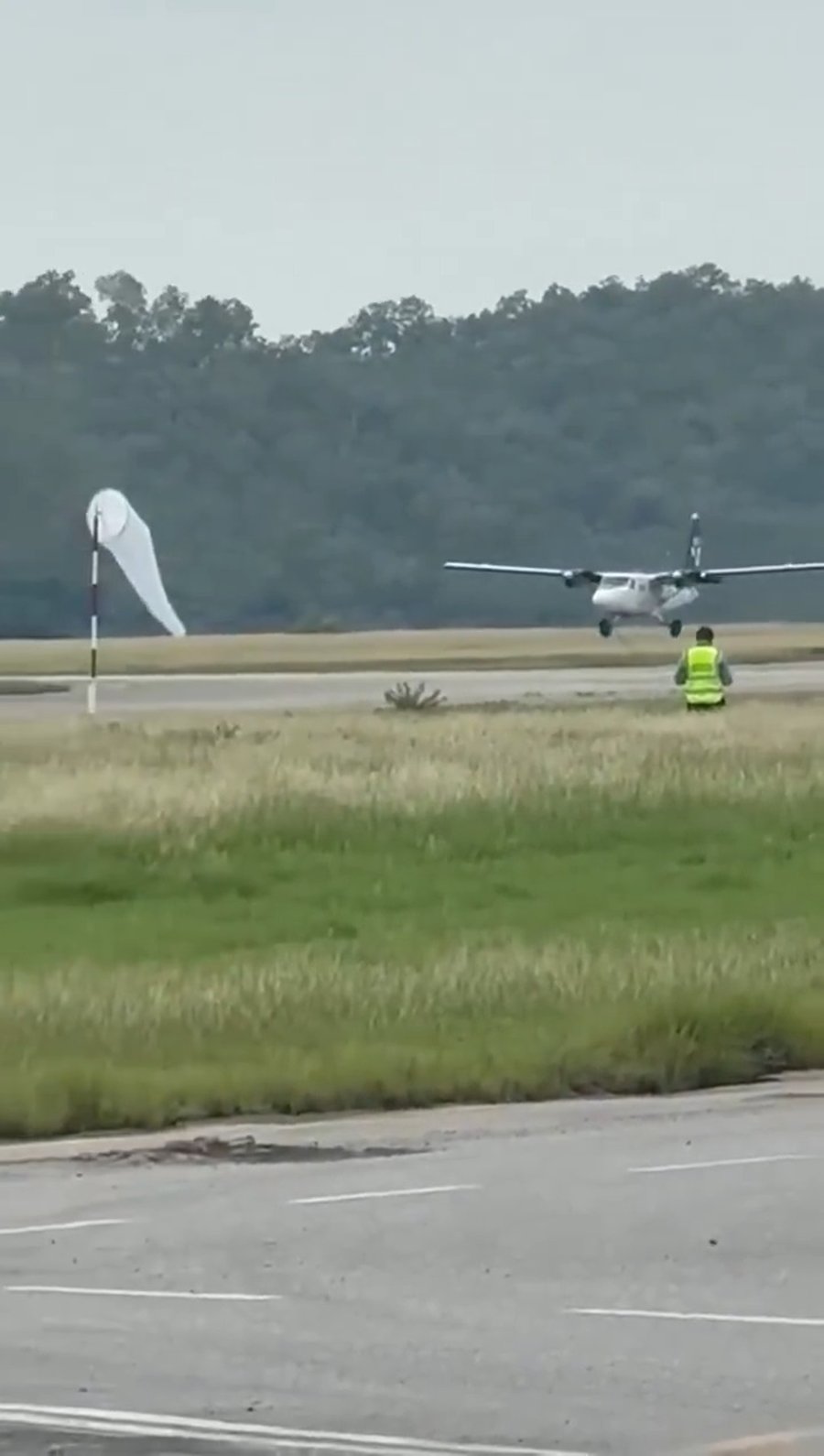 המטוס נוחת ללא הגלגל - עם כוחות החירום על המסלול