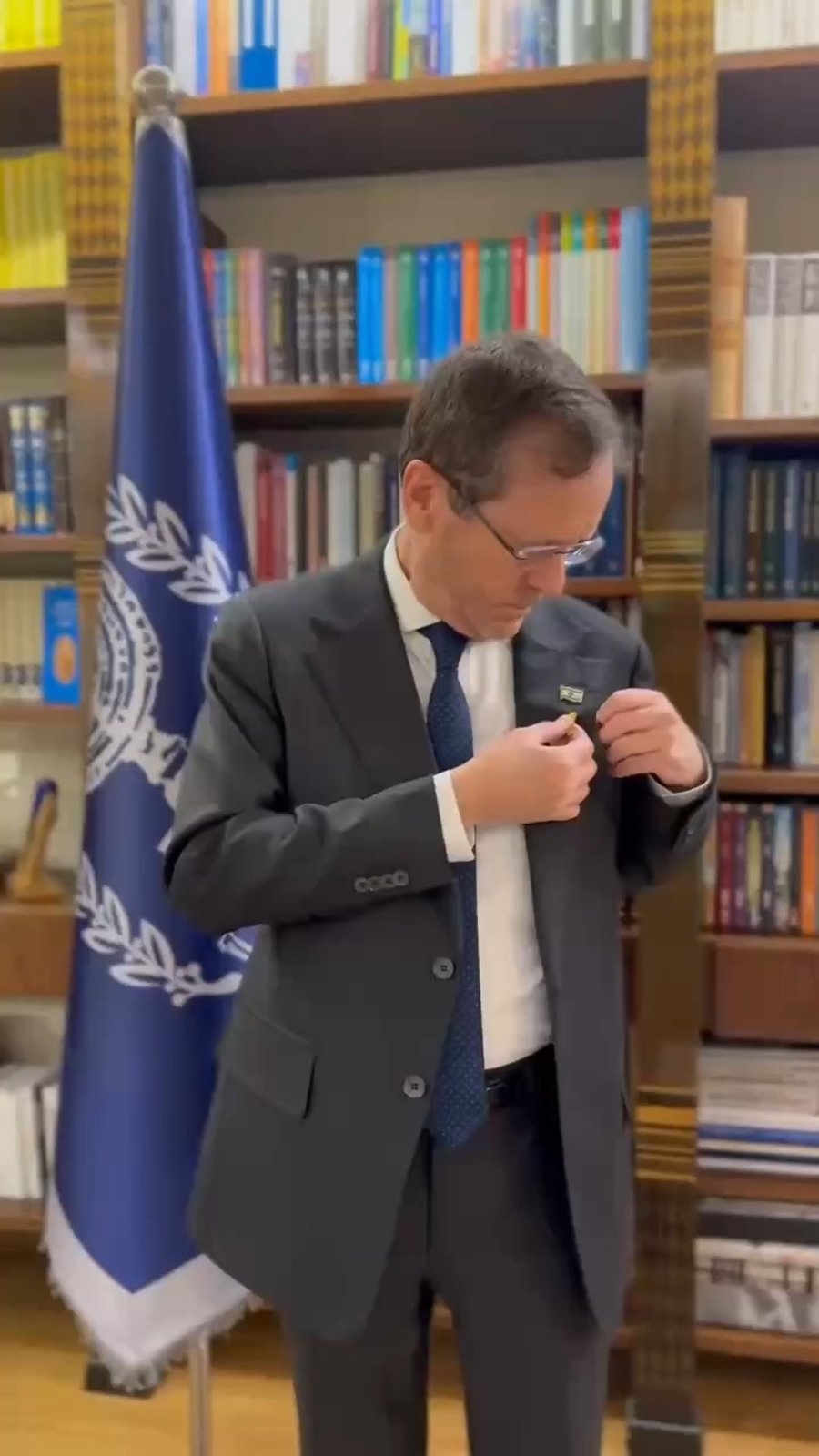 הנשי אהרצוג מסיר את סיכת החטופים