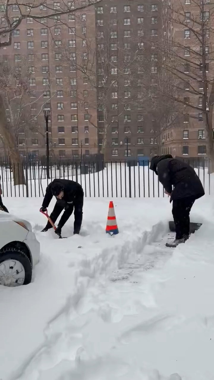 כאחד האדם - ראש עיריית ניו יורק מפלס את השלג