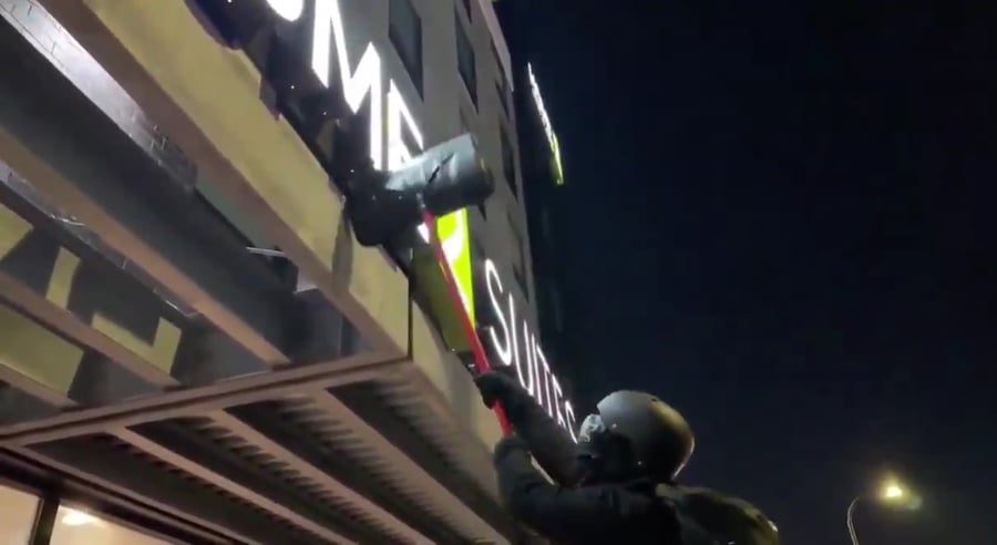 בריונים מקומיים משחיתים את המלון במיניאפוליס