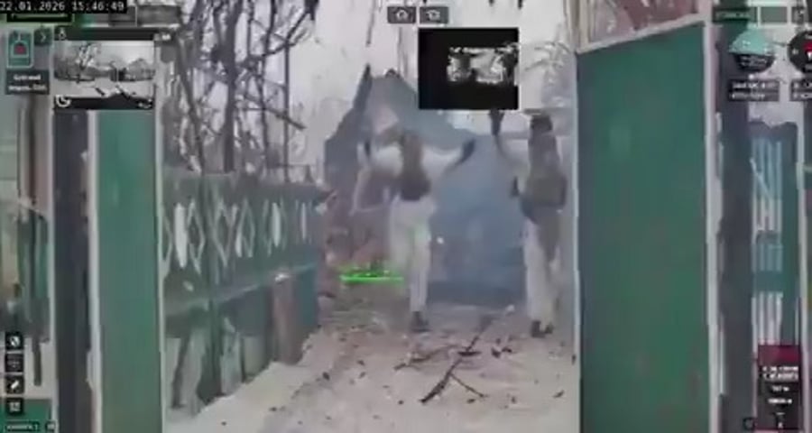 חיילים נכנעים לרובוט קרב