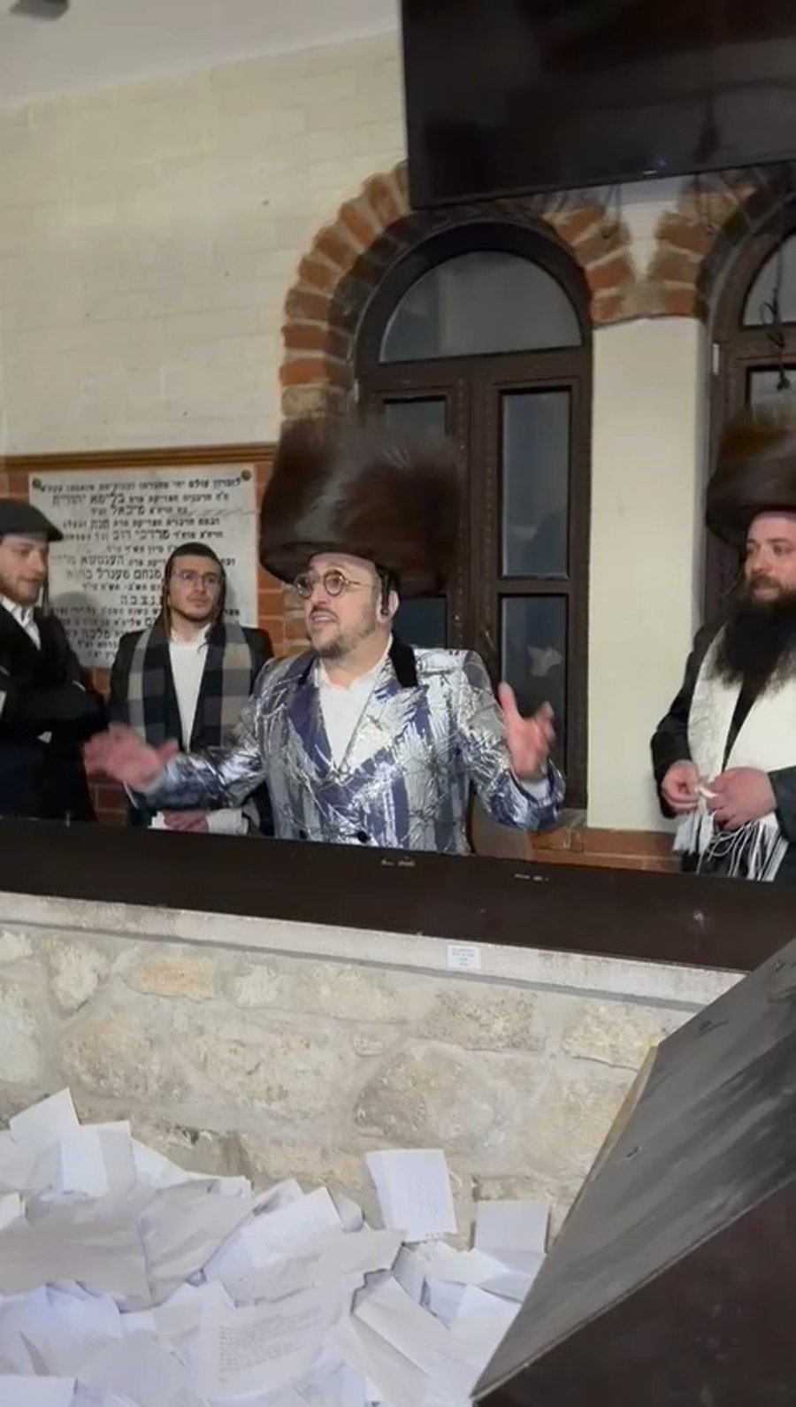 ליפא שמלצר במעמד שבירת המשקפיים