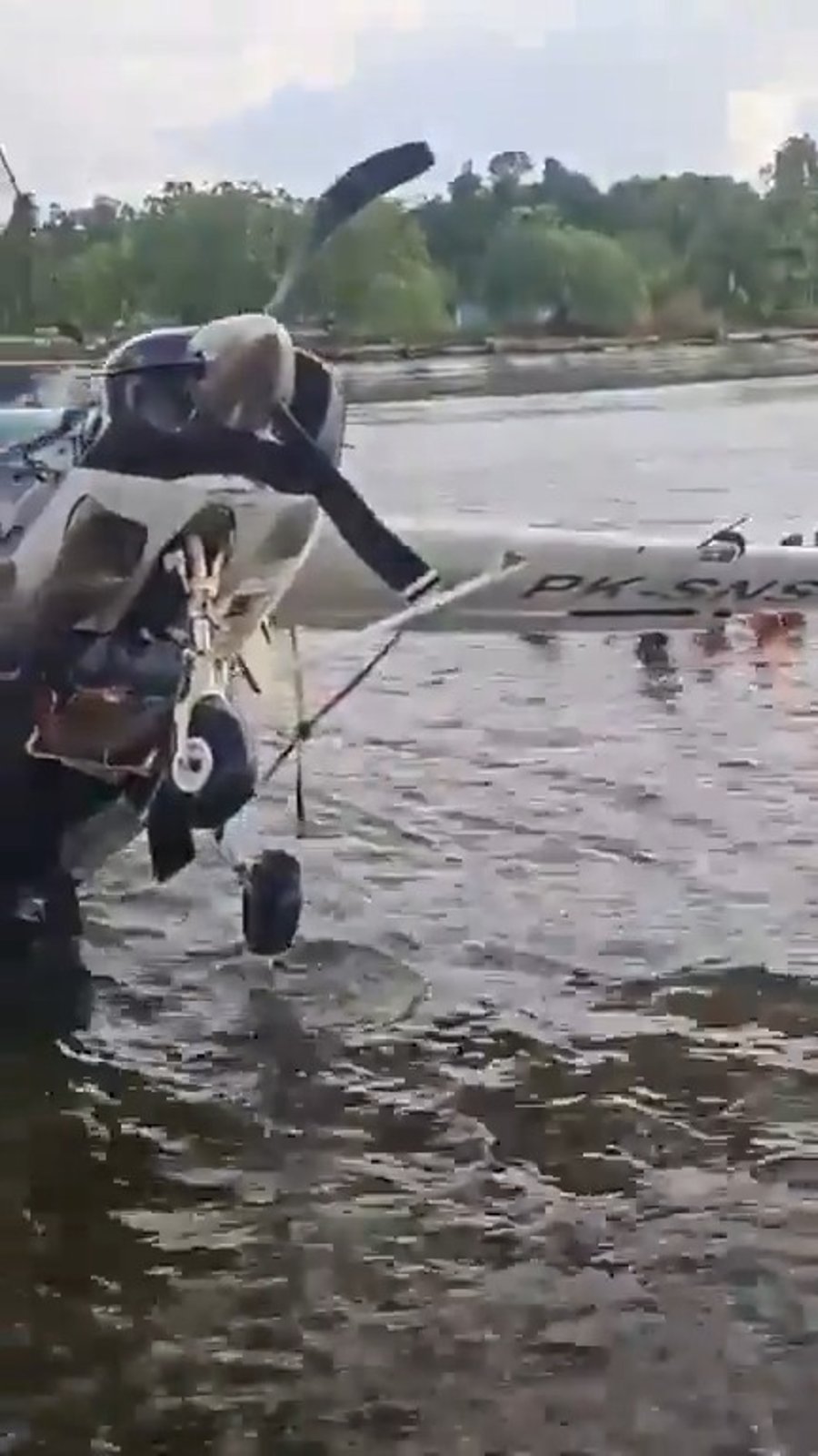 חילוץ גוף המטוס מהמים