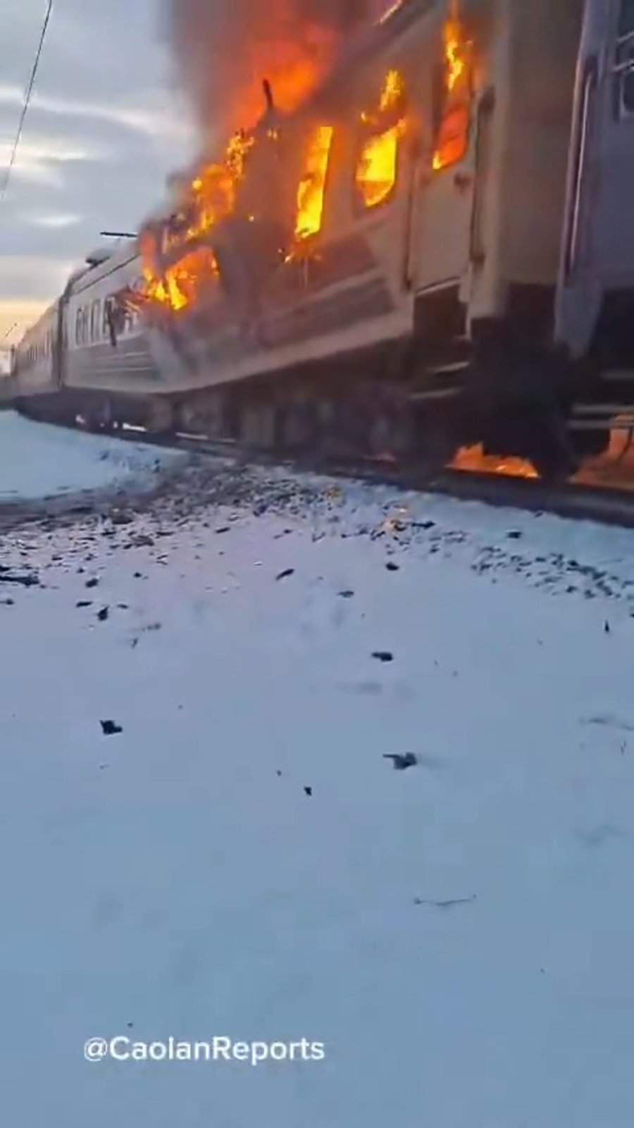 הרכבת הבוערת לאחר התקיפה