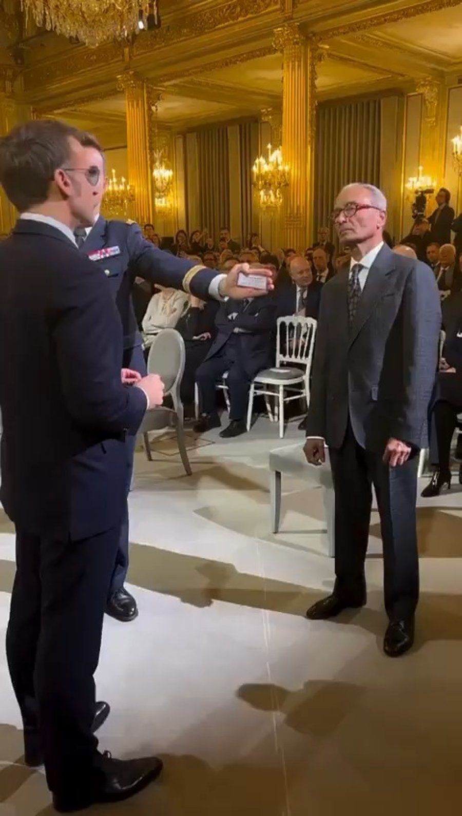 מקרון ומוכר העיתונים