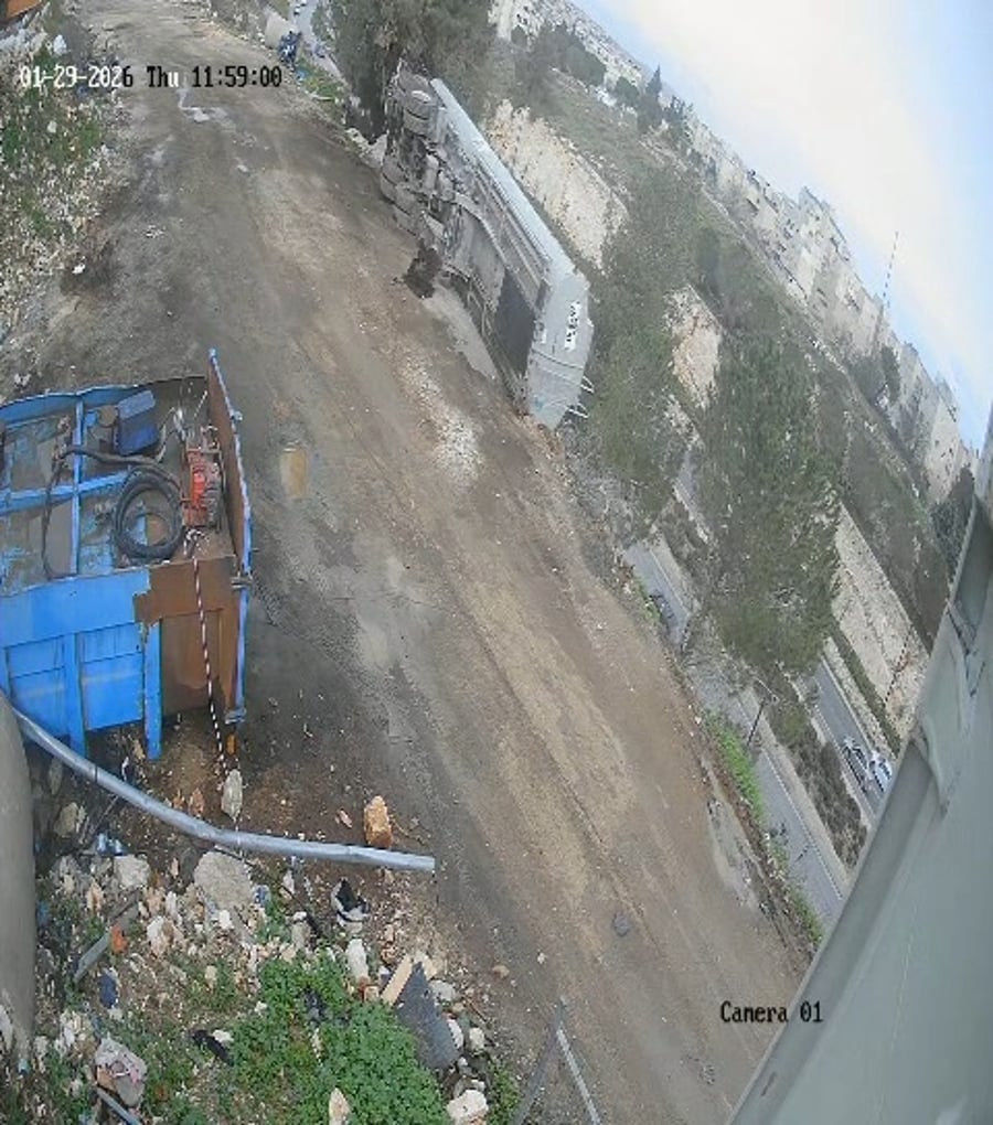 מיכל הסולר הענק מתגלגל אל הכביש