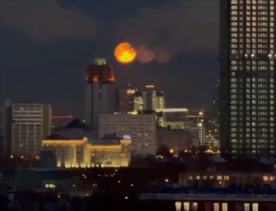 ירח משולש בשמי מוסקבה