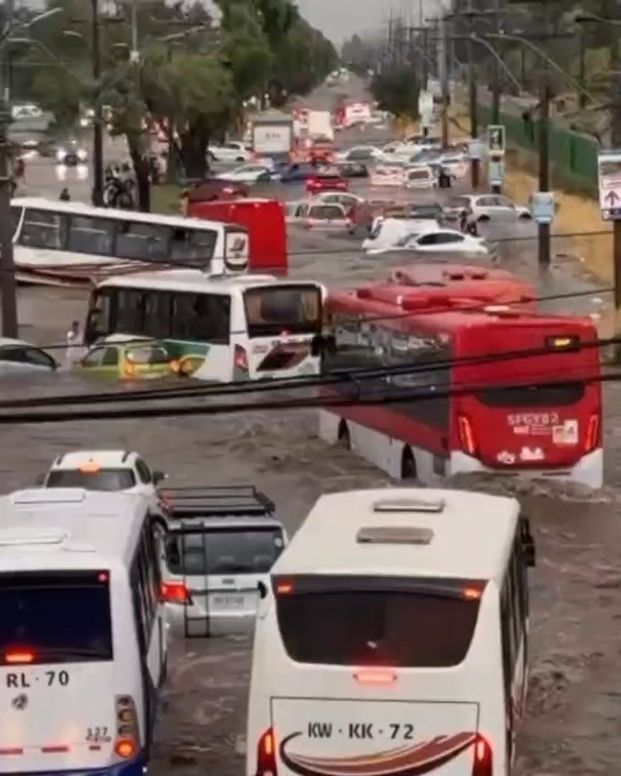 כלי רכב לכודים בשטפונות בצ'ילה