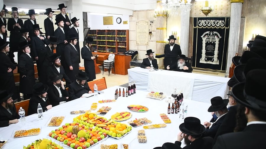 האדמו"ר מחוג חתם סופר בטיש ט"ו בשבט