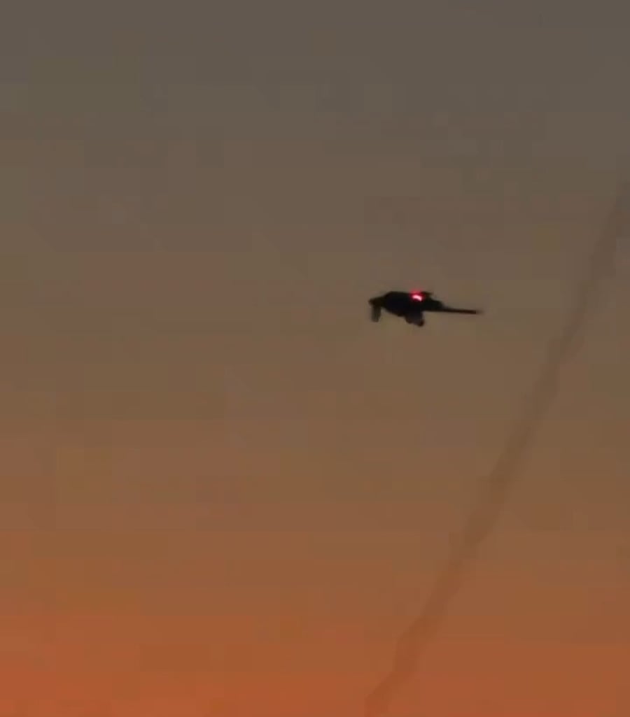 לקול מצהלות התרנגולים: קטעי וידאו מציגים רחפן חמקן אמריקאי מדגם RQ-170 חוזר לפוארטו ריקו לאחר שדווח כי תמך בתקיפות האמריקאיות על ונצואלה 