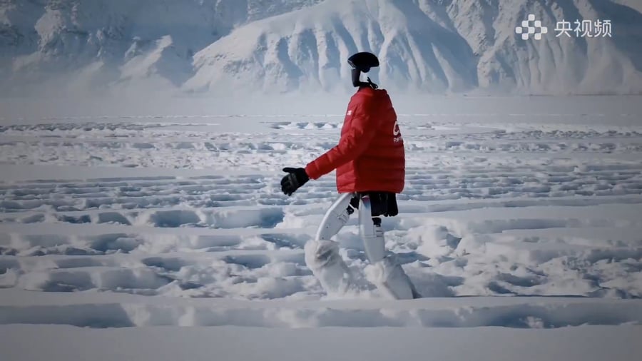 צועד בשלג - הרובוט האנושי G1 של חברת Unitree 