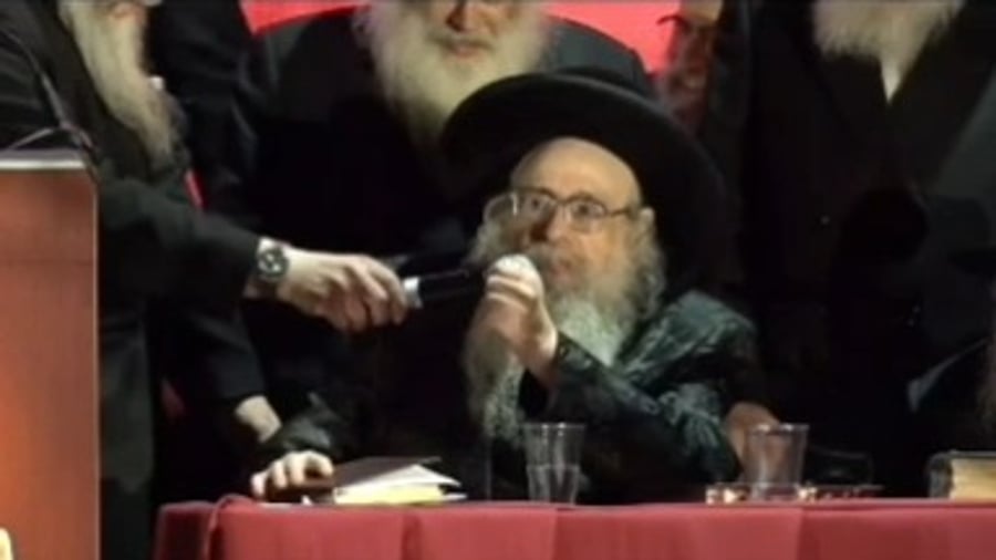 האדמו"ר מצאנז קלויזנבורג מודה לקהל בסיום הרמב"ם