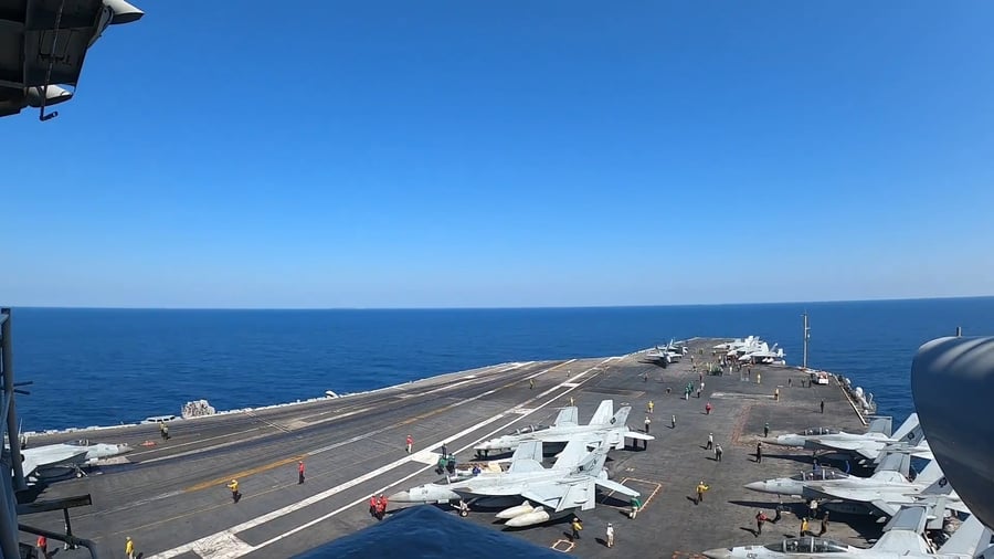 המלחים על סיפון האונייה אברהם לינקולן מאומנים לעבוד כצוות כדי לשגר ולהתאושש בבטחה ובזמן, בכל פעם.