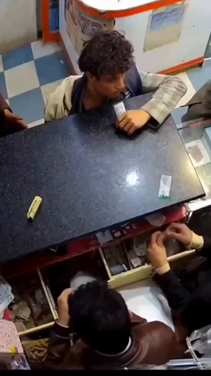 הסוללה מתפוצצת בפיו של הילד