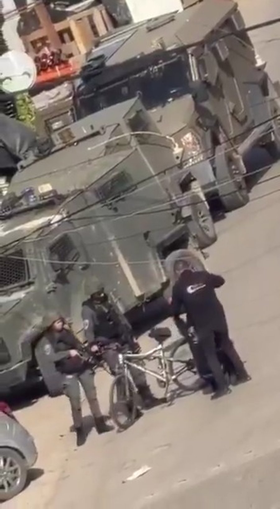 קלקיליה: צעיר ערבי מתגרה בחיילי צה"ל וחוטף