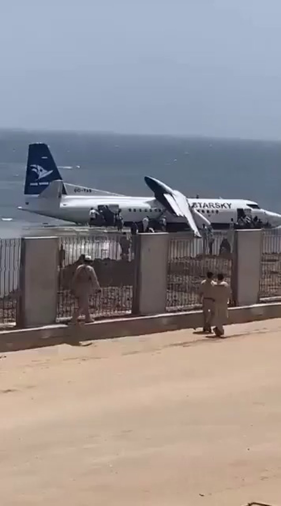 המטוס בים לאחר ההתרסקות