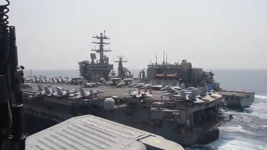 נושאת המטוסים יו-אס-אס נימיץ (CVN 68), מבצעת תדלוק ימי 