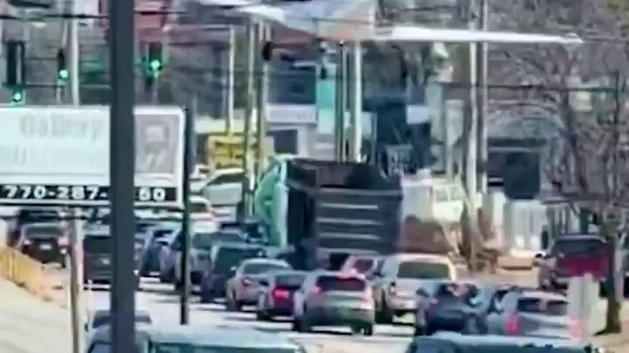 המטוס מבצע נחיתת חירום על הכביש