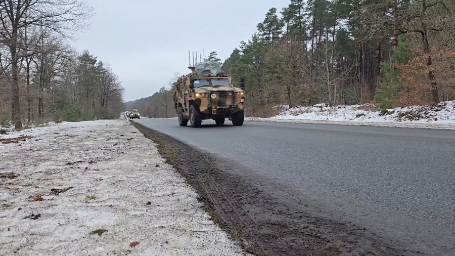 יחידות של כוחות היבשה הטורקיים נפרסו מנמל אמדן לאזור האימונים ברגן-הונה.