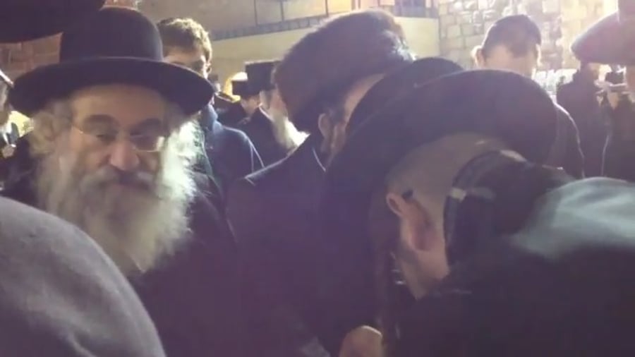 המשגיח רבי אביעזר זצ"ל בתפילה בכותל