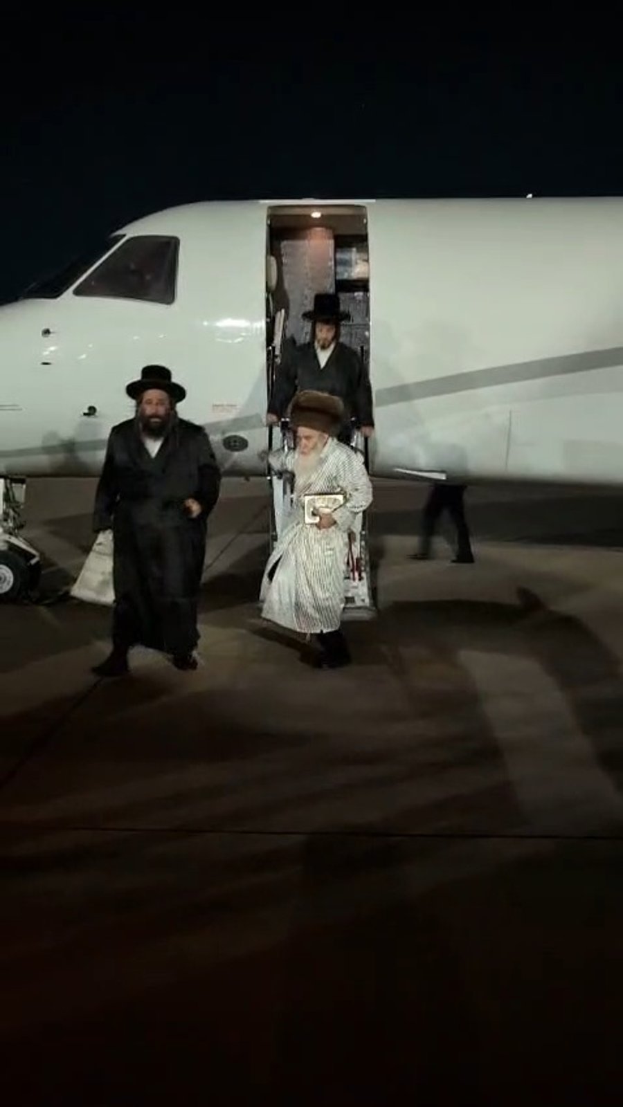 הגרי"מ מורנשטרן ברדתו מהמטוס הפרטי במרוקו