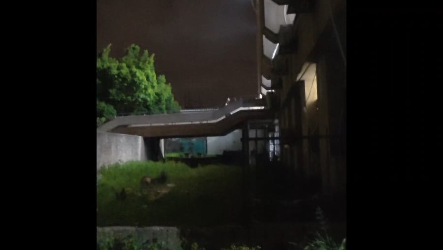 כניסת השוטרים למתחם הישיבה