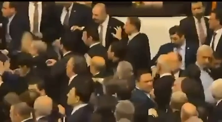 רגעי הקטטה בפרלמנט הטורקי