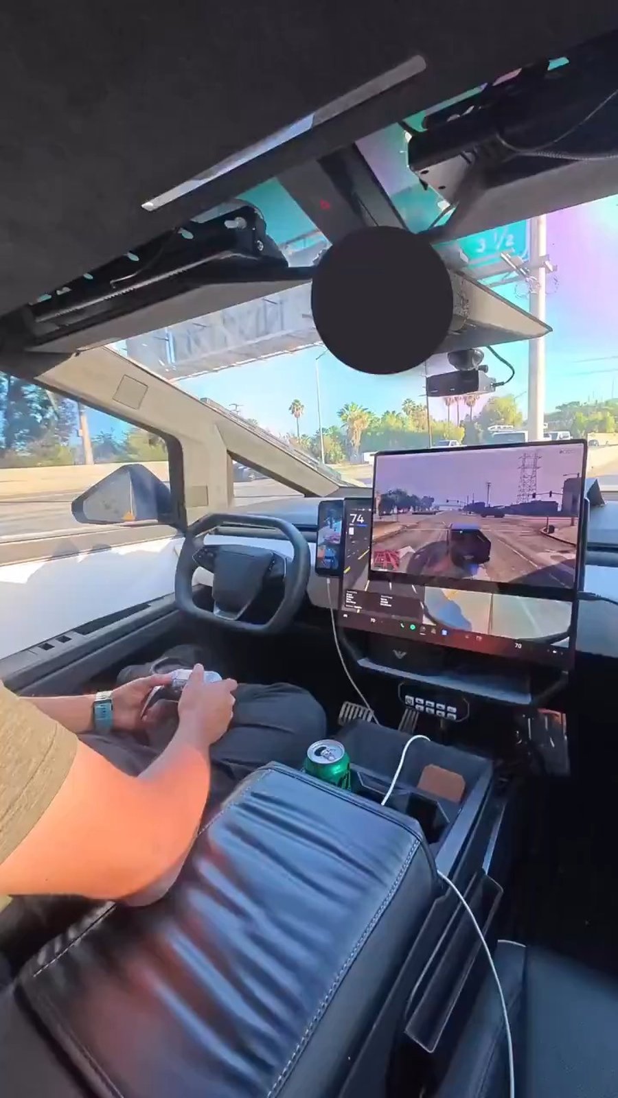 הנהג משחק בזמן הנהגיה