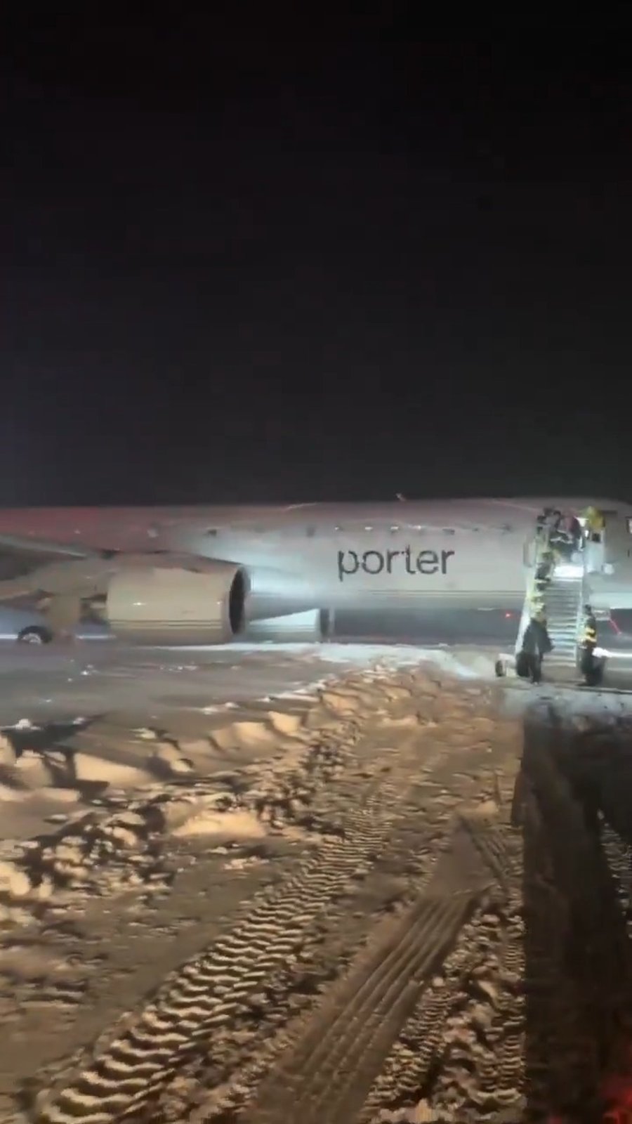 המטוס בלב השלג לאחר ההחלקה