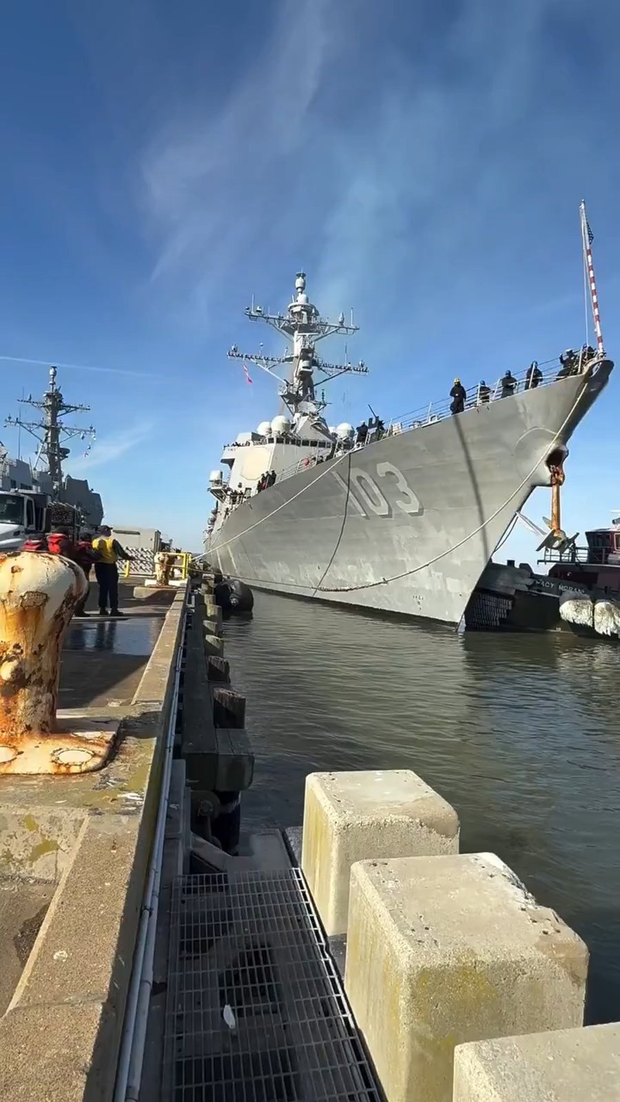 הUSS Truxtun מפליגה