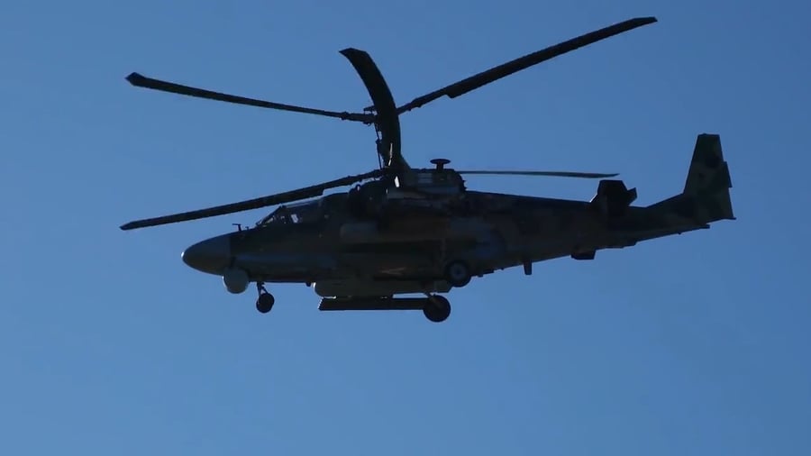 מסוקי תקיפה Ka-52 של כוחות החלל הרוסיים השמידו עמדות מוסוות של כוחות הצבא האוקראיניים