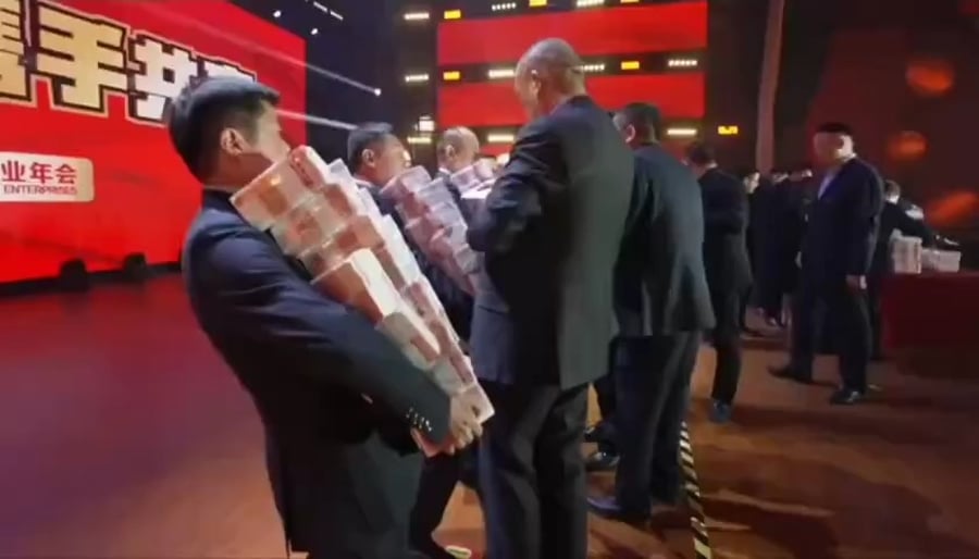 מנכ"ל החברה, צ'וי פייג'ון מחלק מזומנים