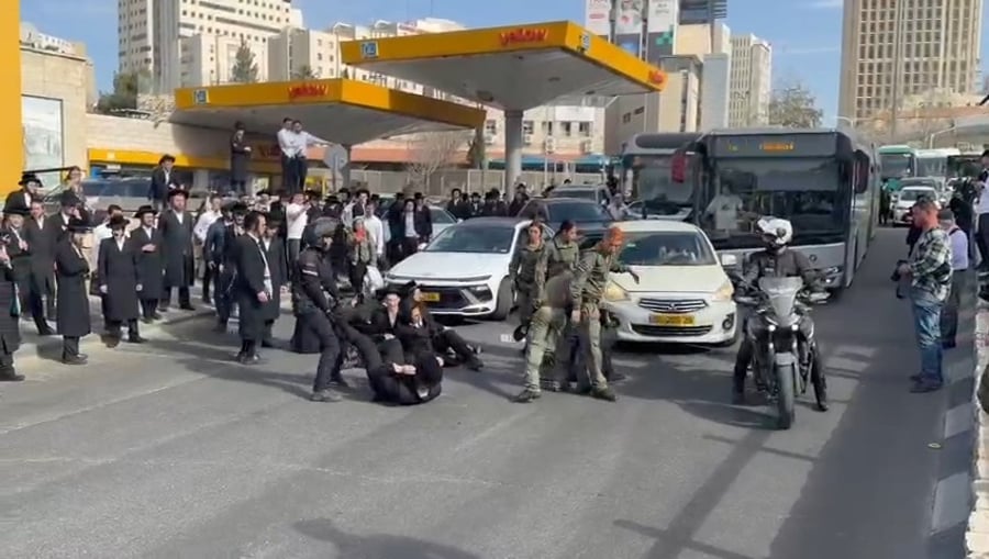 ההפגנה כעת בכניסה לירושלים