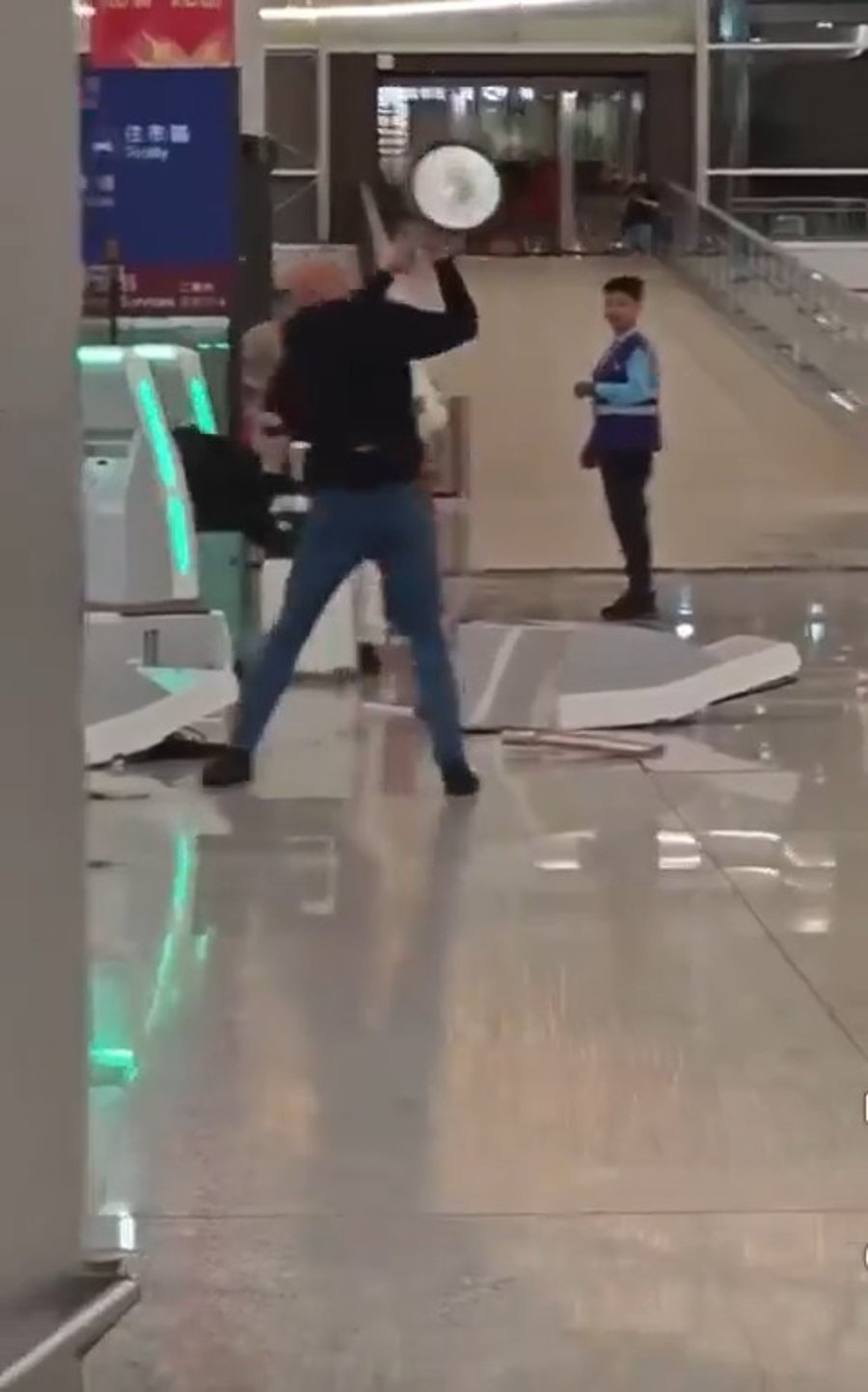 הנוסע מתפרע בשדה