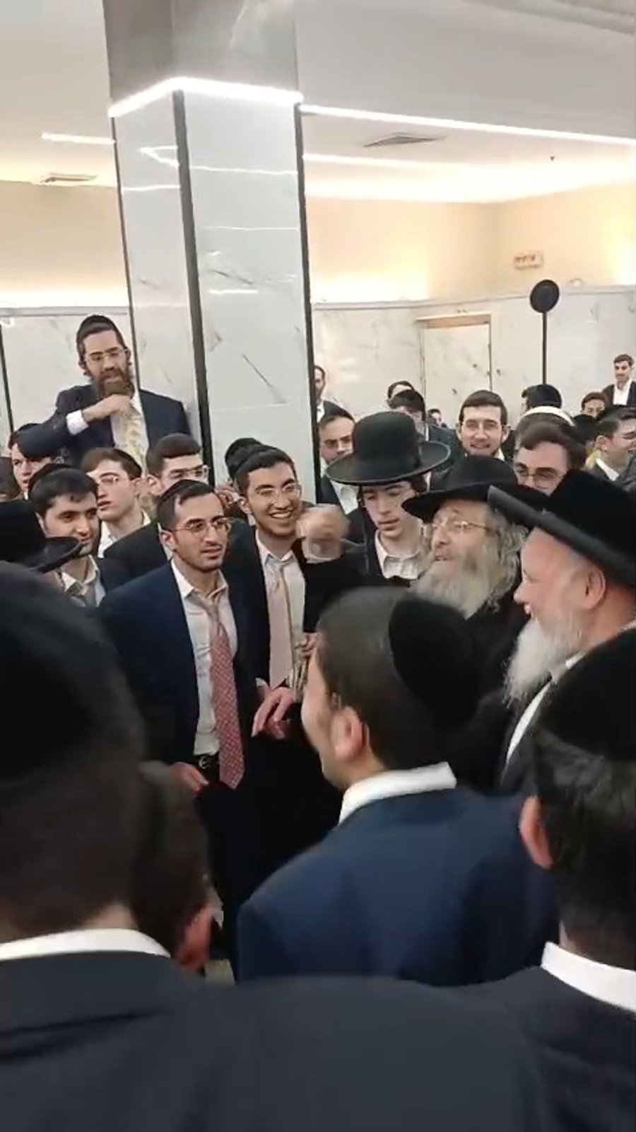 הגה"צ רבי אלימלך בידרמן בריקוד לפני חתן וכלה