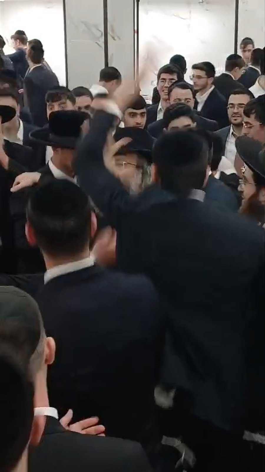 הרה"צ רבי אלימלך בידרמן בריקוד לפני חתן וכלה