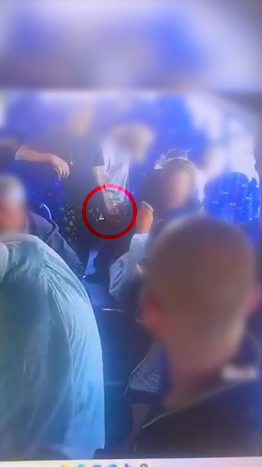 הקטין מצית את שיער הנוסעת