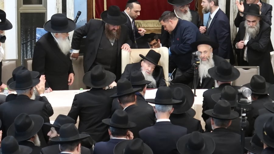 הגר"י עדס בהופעתו לכנס הבוגרים של ישיבת "קול יעקב"