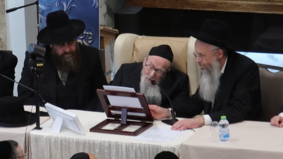 הגר"י עדס נואם בכנס הבוגרים של ישיבת "קול יעקב"