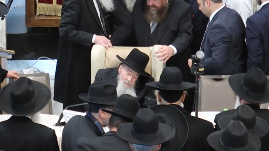 הגר"י עדס בהופעתו לכנס הבוגרים של ישיבת "קול יעקב"