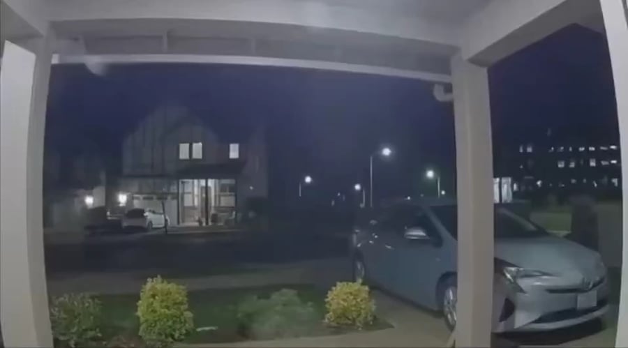 המשאית עפה אל קיר הבית