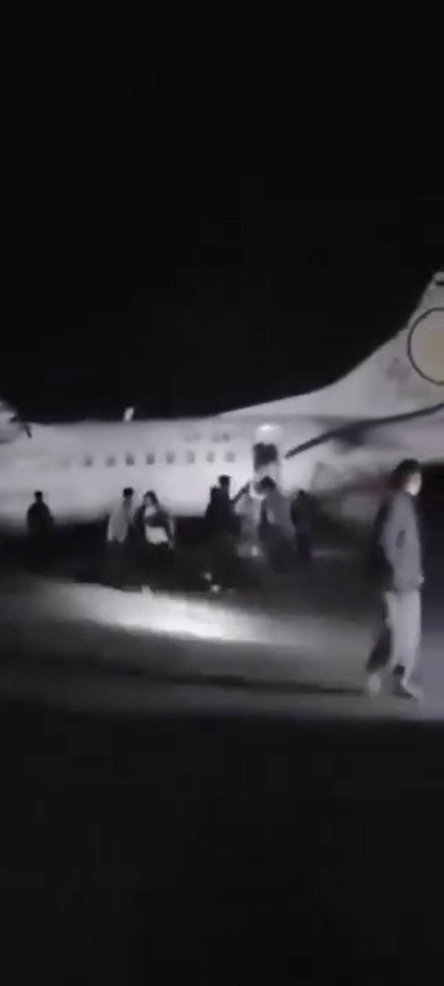 הנוסעים יורדים מהמטוס אחרי הפיצוץ