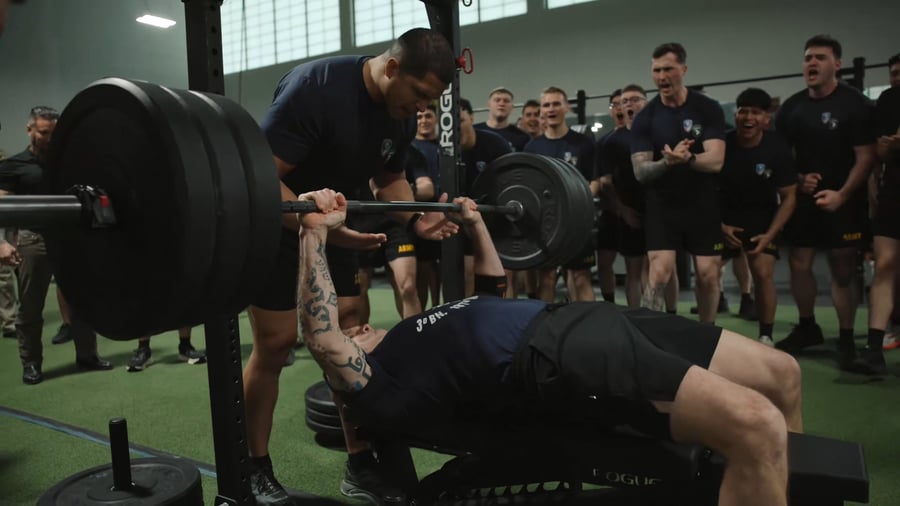 שר המלחמה מפגין ביצועים מרשמים