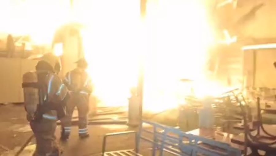 לוחמי האש נלחמים בשריפה