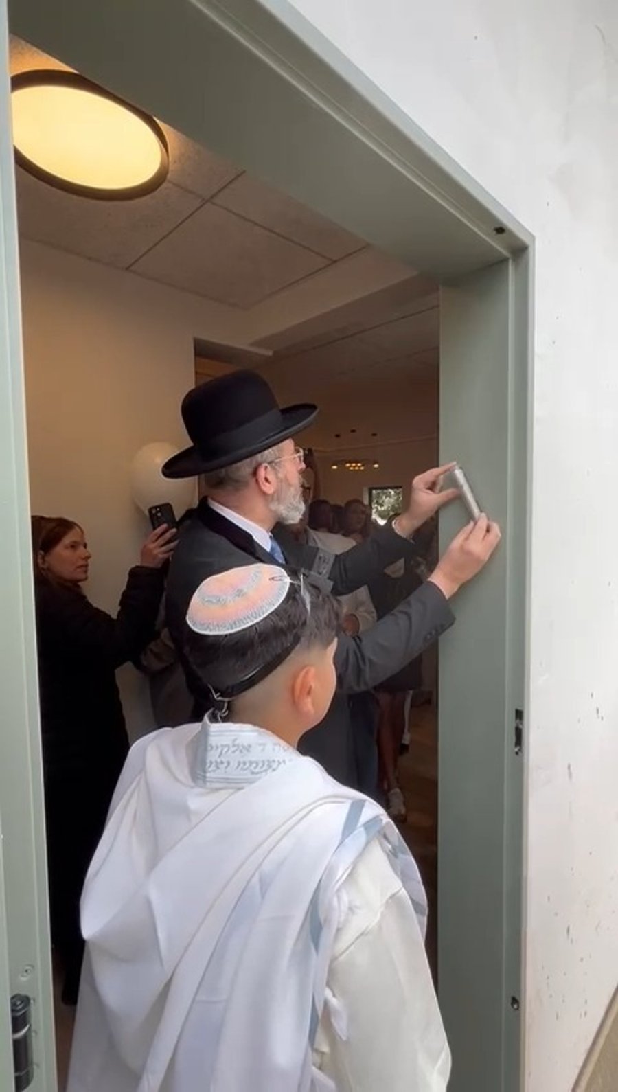 קביעת המזוזה והבר מצווה המרגשת