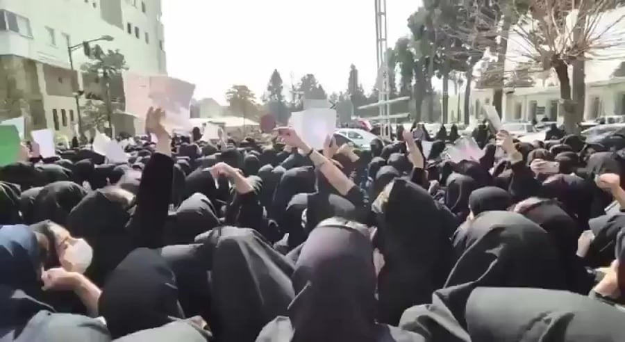 היום השלישי של ההפגנות נגד המשטר באוניברסיטאות איראניות נמשכות זה היום השלישי, כאשר סטודנטים באוניברסיטת אל-זהרה צועקים: "זה הקרב הסופי, פהלווי חוזר"