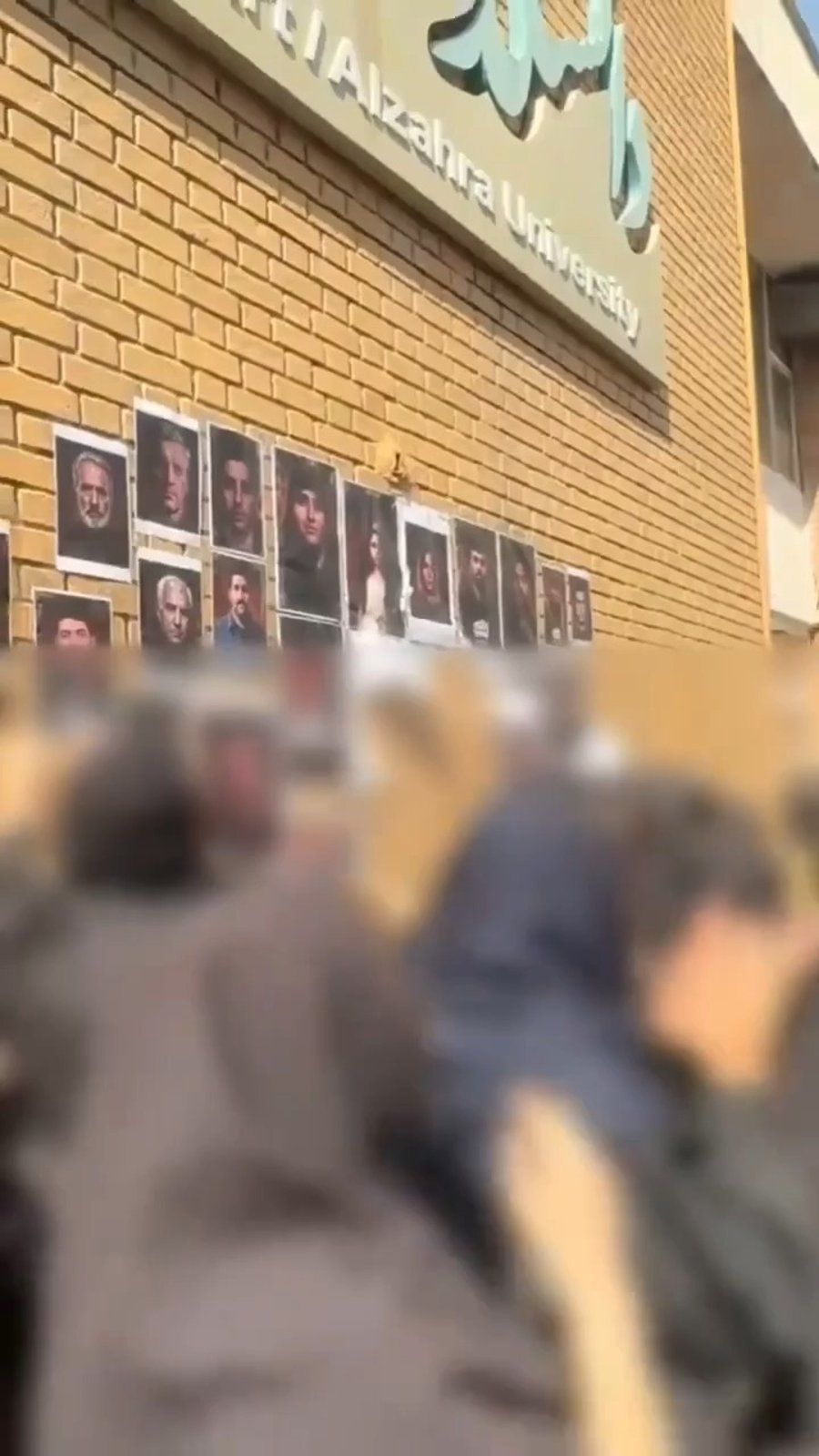 קורעים את תמונות הרוגי המשטר